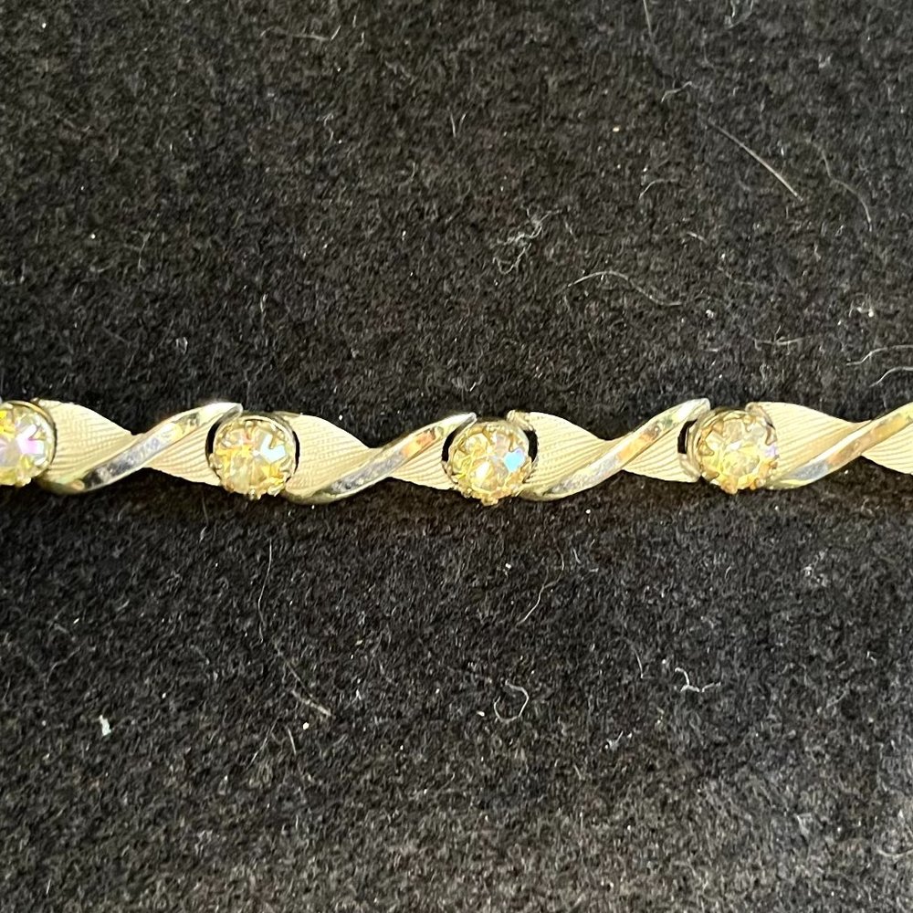 🎉Price Recuded🎉Vintage ‘Chainlink’ Silver Tone Bracelet w/ ‘Confetti’ Crystals